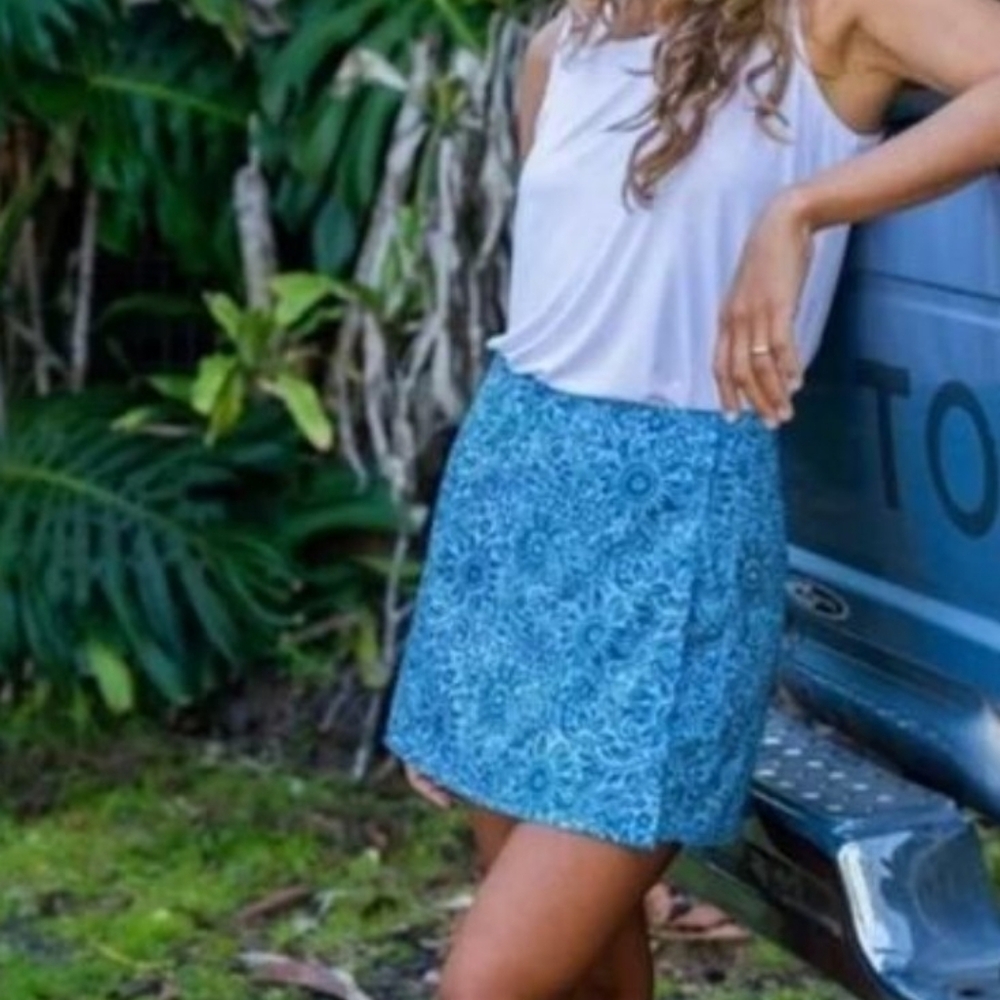 RipSkirt Hawaii Women's L Tuscan Blues‎ Floral Paisley Quick Dry Wrap Skirt